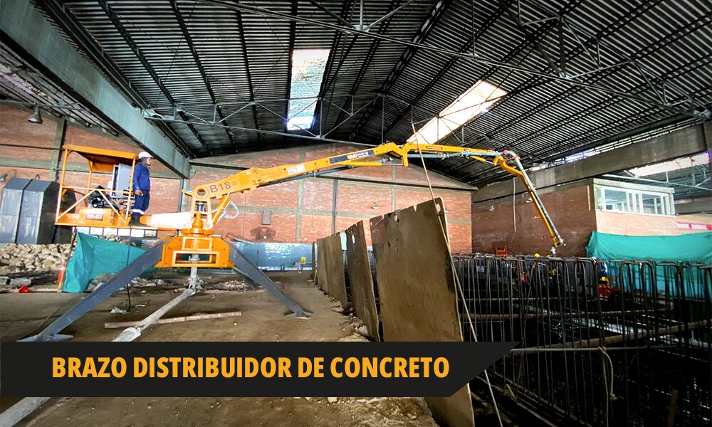 Operario utilizando un brazo distribuidor de concreto para colocación precisa